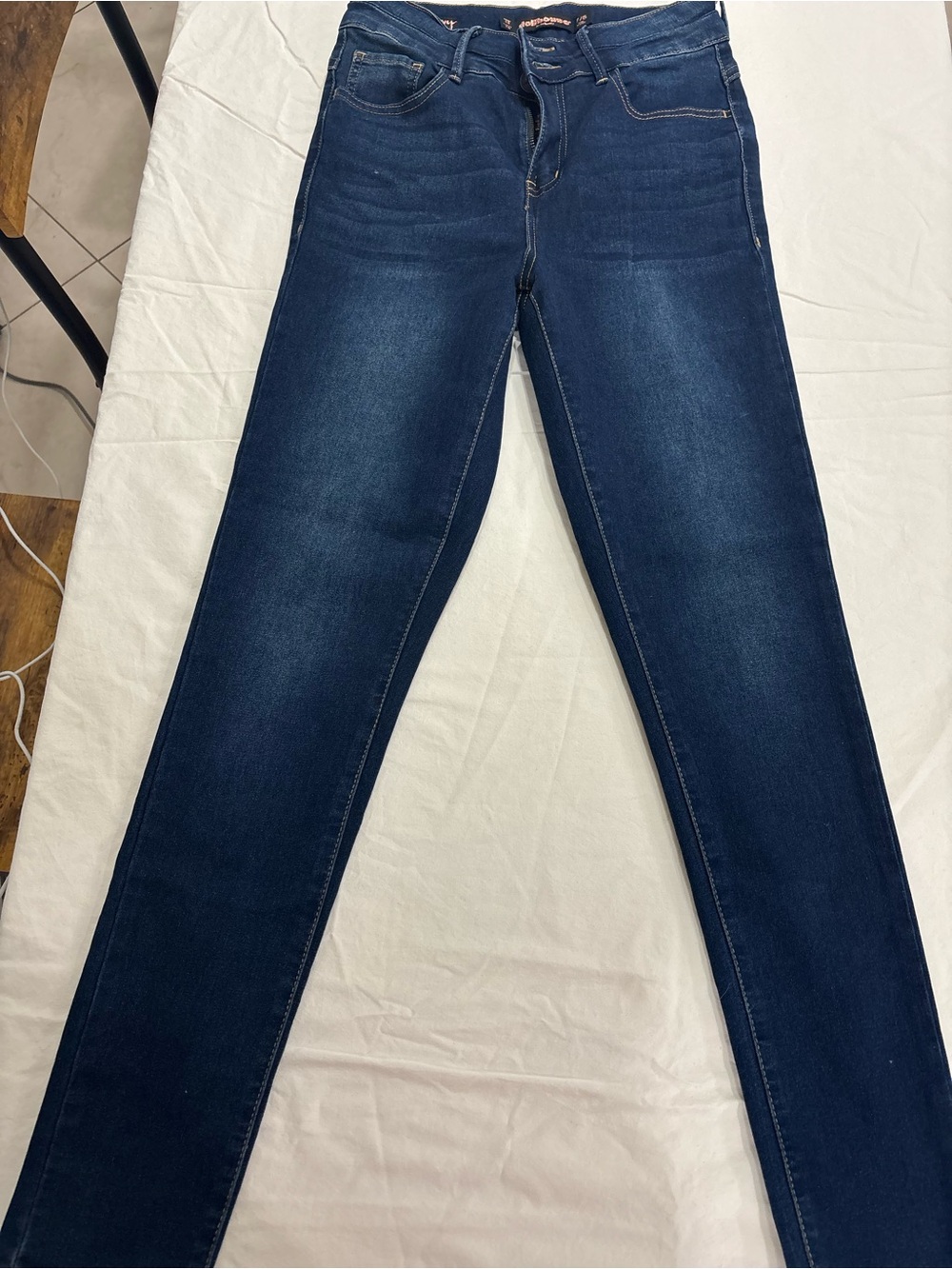 Dollhouse skinny jeans feature a dark